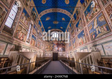 PADUA, ITALIEN - 17. JANUAR 2022: Im Inneren der Scrovegni-Kapelle mit Fresken aus dem 14.. Jahrhundert von Giotto. Stockfoto