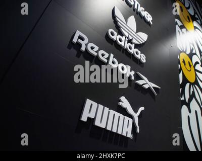 10. März 2022, Moskau, Russland: Ein adidas Store-Logo in Moskau (Foto: © Alexander Sayganov/SOPA Images via ZUMA Press Wire) Stockfoto