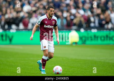 LONDON, GROSSBRITANNIEN. MÄR 13. Pablo Fornals von West Ham kontrolliert den Ball während des Premier League-Spiels zwischen West Ham United und Aston Villa am Sonntag, 13.. März 2022 im London Stadium, Stratford. (Kredit: Federico Maranesi | MI Nachrichten) Kredit: MI Nachrichten & Sport /Alamy Live Nachrichten Stockfoto