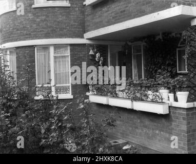 Im Ruskin Park House in Camberwell lebt Jack Jones, der Anführer der TGWU. Herr Jones hatte vor kurzem hohe Lebenshaltungskosten und Privilegien unter den Spitzenleuten der Labour Party und der Gewerkschaftsbewegung angegriffen. 3.. Oktober 1977 Stockfoto