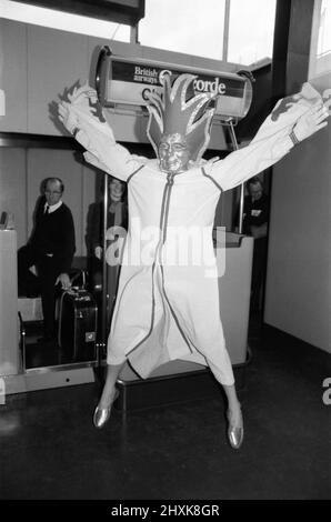 Erste kommerzielle Flüge des Überschallflugzeugs Concorde am 21.. Januar 1976, sieben Jahre nach seinem ersten Testflug. Ein Flug von British Airways ging vom Flughafen Heathrow in London nach Bahrain im Nahen Osten, während der andere Flug von Air France gleichzeitig um 11,40 Uhr vom Flughafen Orly in Paris nach Rio De Janeiro über Dakar, Senegal, abhob. Das Bild zeigt: Der Passagier Bob Ingham, der drei Jahre lang für sein Flugticket gespart hatte, abgebildet in Heathrow in der Kleidung, die er entworfen hat, um dem Flugzeug, das er verehrt, gerecht zu werden. 21.. Januar 1976. Stockfoto