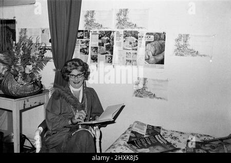 Dame Edna Everage (alias Barry Humphries) in ihrer Garderobe. 17.. Juli 1976. Stockfoto