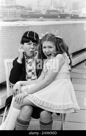 Kinderstars, die in der Fernsehserie „Just William“ zu sehen sind. Bonnie Langford, 12 Jahre alt, spielt Violet Elizabeth Bott und der 14-jährige Adrian Dannatt spielt William Brown. 30.. September 1976. Stockfoto