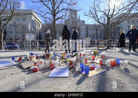 Protest gegen den Krieg vor der russischen Botschaft während des Krieges gegen die Ukraine in Berlin. Stockfoto