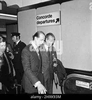 Erste kommerzielle Flüge des Überschallflugzeugs Concorde am 21.. Januar 1976, sieben Jahre nach seinem ersten Testflug. Ein Flug von British Airways ging vom Flughafen Heathrow in London nach Bahrain im Nahen Osten, während der andere Flug von Air France gleichzeitig um 11,40 Uhr vom Flughafen Orly in Paris nach Rio De Janeiro über Dakar, Senegal, abhob. Bild zeigt: HRH der Herzog von Kent am Flughafen Heathrow, einer der Gäste, die den Erstflug nach Bahrain antreten. 21.. Januar 1976. Stockfoto