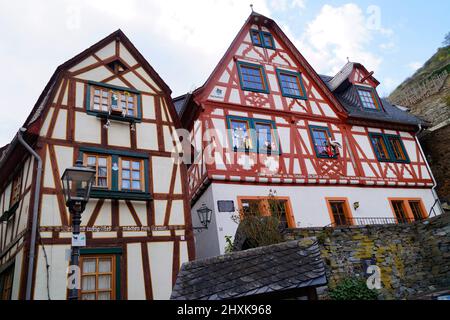 Urige Fachwerkhäuser der Stadt Bacharach am Rhein oder Rhein in Deutschland (Oberes Mittelrheintal bei Bacharach in Rheinland-Pfalz) Stockfoto