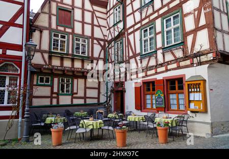 Urige Fachwerkhäuser der Stadt Bacharach am Rhein oder Rhein in Deutschland (Oberes Mittelrheintal bei Bacharach in Rheinland-Pfalz) Stockfoto
