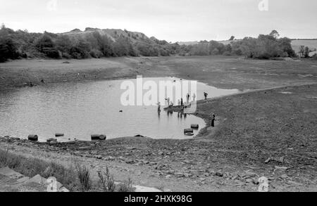 Der freiliegende Seesack am Oldbury Reservoir in der Nähe von Atherstone, North Warwickshire. Angler riskieren eine Schlammgefahr, da sie Schwärme von Fischen verfolgen, die im schwindenden Wasserbereich gefangen sind.19.. Juli 1976 Stockfoto