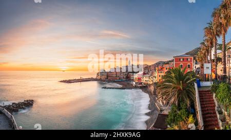 Bogliasco, Genua, Italien Skyline am Mittelmeer bei Sonnenuntergang. Stockfoto