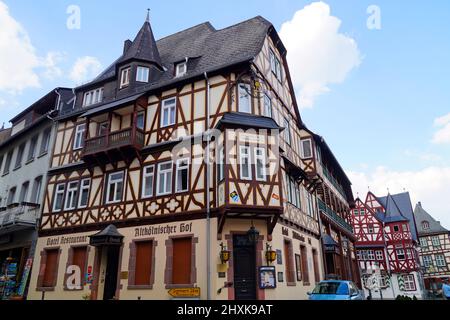 Urige Fachwerkhäuser der Stadt Bacharach am Rhein oder Rhein in Deutschland (Oberes Mittelrheintal bei Bacharach in Rheinland-Pfalz) Stockfoto