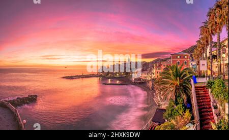 Bogliasco, Genua, Italien Skyline am Mittelmeer bei Sonnenuntergang. Stockfoto