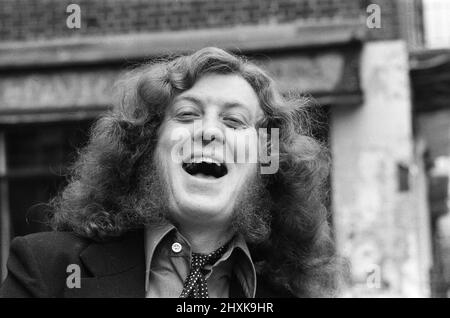 Leadsänger von Slade, Noddy Holder, war in London voller Lachen, denn am Donnerstag (April Fools Day) feiern er und die Gruppe zusammen 10 Jahre, was mit der Veröffentlichung ihres Albums und ihrer Single namens 'Nobody's Fool' zusammenfällt. 30.. März 1976. Stockfoto