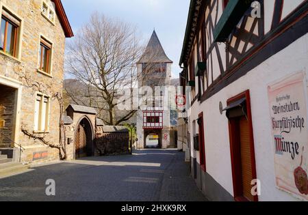 Urige Fachwerkhäuser der Stadt Bacharach am Rhein oder Rhein in Deutschland (Oberes Mittelrheintal bei Bacharach in Rheinland-Pfalz) Stockfoto