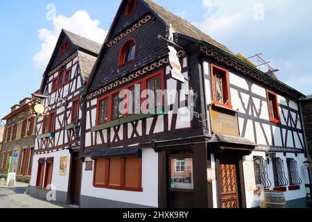 Urige Fachwerkhäuser der Stadt Bacharach am Rhein oder Rhein in Deutschland (Oberes Mittelrheintal bei Bacharach in Rheinland-Pfalz) Stockfoto