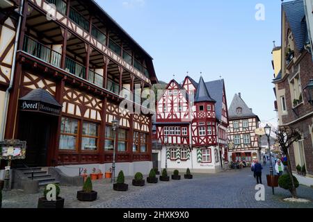 Urige Fachwerkhäuser der Stadt Bacharach am Rhein oder Rhein in Deutschland (Oberes Mittelrheintal bei Bacharach in Rheinland-Pfalz) Stockfoto