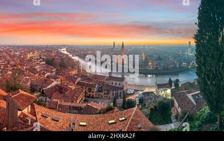 Verona, Italien Skyline an der Etsch in der Abenddämmerung. Stockfoto