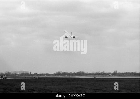Erste kommerzielle Flüge des Überschallflugzeugs Concorde am 21.. Januar 1976, sieben Jahre nach seinem ersten Testflug. Ein Flug von British Airways ging vom Flughafen Heathrow in London nach Bahrain im Nahen Osten, während der andere Flug von Air France gleichzeitig um 11,40 Uhr vom Flughafen Orly in Paris nach Rio De Janeiro über Dakar, Senegal, abhob. Das Bild zeigt: Das Flugzeug startet in Heathrow zu Beginn des historischen Fluges. 21.. Januar 1976. Stockfoto