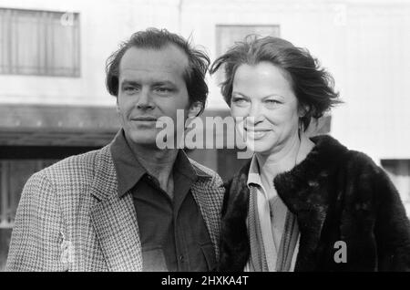 Jack Nicholson und Louise Fletcher posieren für Fotografen vor dem Dorchester Hotel, um für ihren neuen Film „One flog über das Kuckucksnest“ zu werben. 9.. Februar 1976. Stockfoto