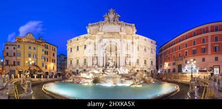 Rom, Italien am Trevi-Brunnen während der blauen Stunde. Stockfoto