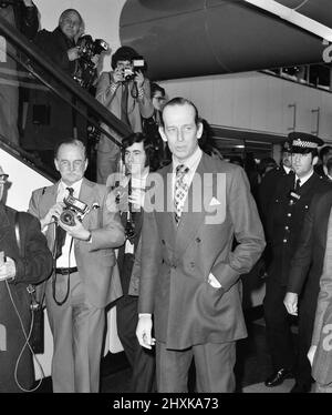 Erste kommerzielle Flüge des Überschallflugzeugs Concorde am 21.. Januar 1976, sieben Jahre nach seinem ersten Testflug. Ein Flug von British Airways ging vom Flughafen Heathrow in London nach Bahrain im Nahen Osten, während der andere Flug von Air France gleichzeitig um 11,40 Uhr vom Flughafen Orly in Paris nach Rio De Janeiro über Dakar, Senegal, abhob. Bild zeigt: HRH der Herzog von Kent am Flughafen Heathrow, einer der Gäste, die den Erstflug nach Bahrain antreten. 21.. Januar 1976. Stockfoto