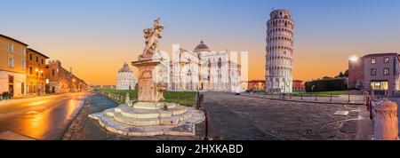 PISA, ITALIEN - 17. DEZEMBER 2021: Der schiefe Turm von Pisa auf dem Platz der Wunder in der Dämmerung. Stockfoto