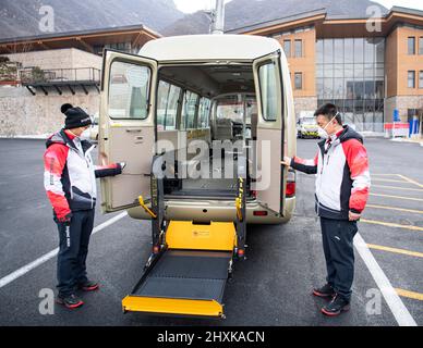 (220313) -- PEKING, 13. März 2022 (Xinhua) -- Mitarbeiter zeigen einen barrierefreien Van im Nationalen Alpinen Skizentrum Chinas im Bezirk Yanqing, Peking, Hauptstadt von China, am 28. Februar 2022. (Xinhua/Sun Fei) Stockfoto