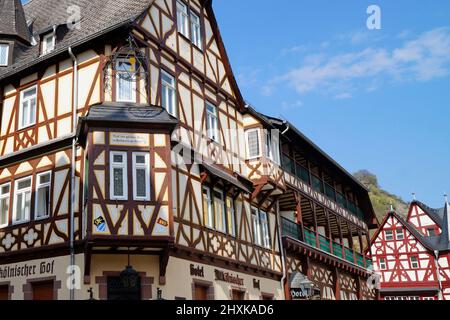 Urige Fachwerkhäuser der Stadt Bacharach am Rhein oder Rhein in Deutschland (Oberes Mittelrheintal bei Bacharach in Rheinland-Pfalz) Stockfoto