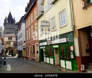 Urige Fachwerkhäuser der Stadt Bacharach am Rhein oder Rhein in Deutschland (Oberes Mittelrheintal bei Bacharach in Rheinland-Pfalz) Stockfoto