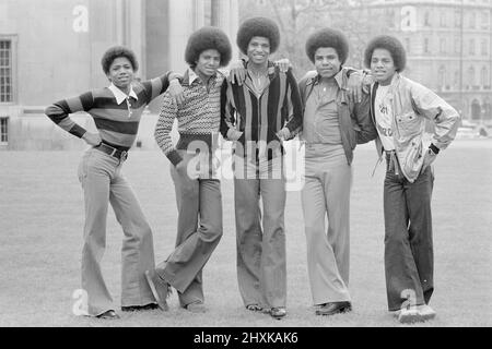 Die jackson Five Popgruppe im Hyde Park, London während ihrer UK Tour. Sie sind von links nach rechts: Randy, Michael, Marlon, Tito und Jackie. 19. Mai 1977. Stockfoto