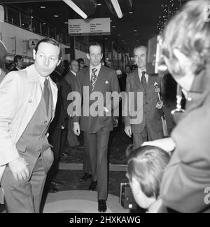 Erste kommerzielle Flüge des Überschallflugzeugs Concorde am 21.. Januar 1976, sieben Jahre nach seinem ersten Testflug. Ein Flug von British Airways ging vom Flughafen Heathrow in London nach Bahrain im Nahen Osten, während der andere Flug von Air France gleichzeitig um 11,40 Uhr vom Flughafen Orly in Paris nach Rio De Janeiro über Dakar, Senegal, abhob. Bild zeigt: HRH der Herzog von Kent am Flughafen Heathrow, einer der Gäste, die den Erstflug nach Bahrain antreten. 21.. Januar 1976. Stockfoto
