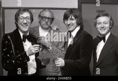 The Shadows treten im Coventry Theatre auf. Nach der Show haben sich Hank Marvin (links), Bruce Welch und Brian Bennett (rechts) Zeit genommen, ein Foto für den Theaterdooman Eric Birch zu unterschreiben.17.. Mai 1977 Stockfoto