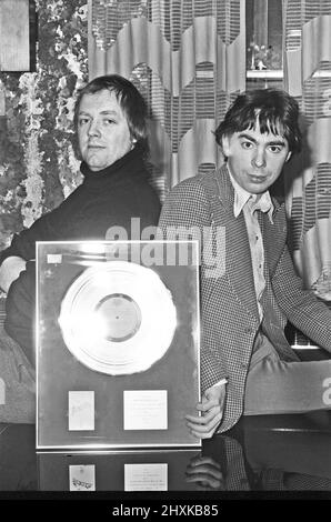 Tim Rices, hat eine neue Oper mit Andrew Lloyd Webber geschrieben, basierend auf Eva Peron.Bild zeigt (links) Tim Rices und (rechts) Andrew Lloyd Webber. Sie sind mit einer Goldscheibe zum Gedenken an den Verkauf des Evita-Albums, das 1976 veröffentlicht wurde, im Jahr 100.000 abgebildet.Evita ist ein Musical mit Musik von Andrew Lloyd Webber und Texten von Tim Reis. Sie konzentriert sich auf das Leben der argentinischen politischen Führerin Eva per¿, der zweiten Frau des argentinischen Präsidenten Juan per¿. Die Geschichte folgt Evitas frühem Leben, dem Aufstieg zur Macht, der Wohltätigkeitsarbeit und dem letztendlichen Tod. Aufgenommen am 15.. März 1977 Stockfoto