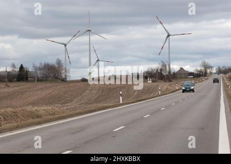 Windturbinen in Südlitauen an der Straße E77. Bild garyroberts/worldwidefeatures.com Stockfoto