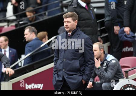 London, Großbritannien. 13. März 2022. Aston Villa Manager Steven Gerrard während des Premier League-Spiels zwischen West Ham United und Aston Villa am 13. März 2022 im London Stadium, Queen Elizabeth Olympic Park, London, England. Foto von Ken Sparks. Nur zur redaktionellen Verwendung, Lizenz für kommerzielle Nutzung erforderlich. Keine Verwendung bei Wetten, Spielen oder Veröffentlichungen einzelner Clubs/Vereine/Spieler. Kredit: UK Sports Pics Ltd/Alamy Live Nachrichten Stockfoto