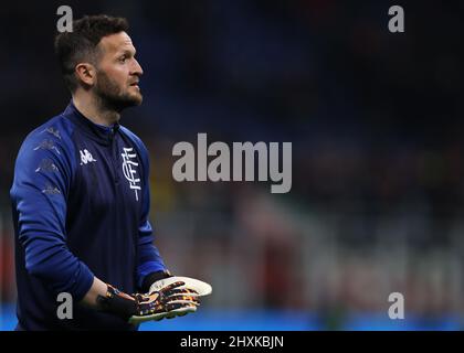 Mailand, Italien, 12.. März 2022. Samir Ujkani vom FC Empoli beim Aufwärmen vor dem Spiel der Serie A bei Giuseppe Meazza, Mailand. Bildnachweis sollte lauten: Jonathan Moscrop / Sportimage Stockfoto