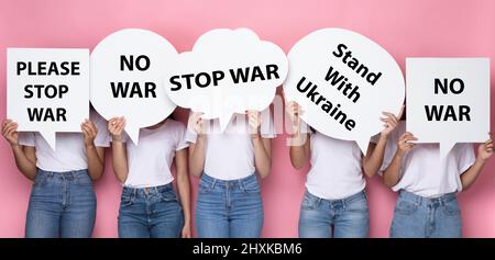 Beenden Sie Den Krieg. Multiethnische Ladies Mit Bubble Speech-Postern Stockfoto