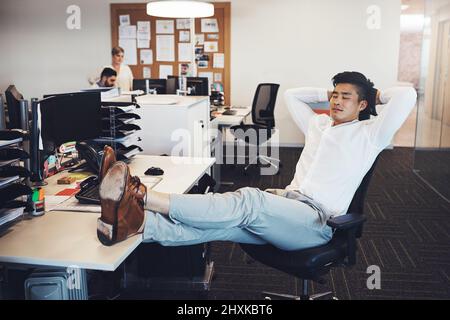 Zeit für eine Pause. Aufnahme eines Geschäftsmannes, der eine Pause im Büro einnahm. Stockfoto