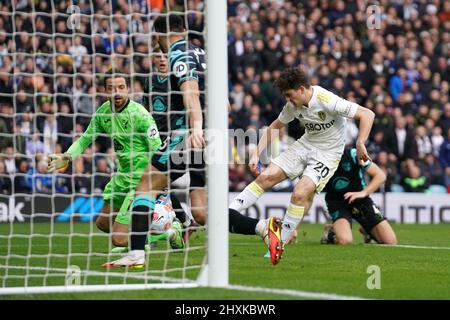 Daniel James von Leeds United punktet, bevor er beim Premier League-Spiel in der Elland Road, Leeds, ins abseits gerutet wird. Bilddatum: Sonntag, 13. März 2022. Stockfoto