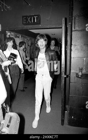 Die Rolling Stones ohne Keith Richard haben am 14 ihre neue Platte Love You Live im Marquee Club in Wardour Street-London veröffentlicht. September 1977. Mick Jagger kommt im Club an. Stockfoto