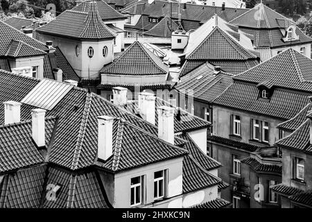 Ziegeldächer in Prag, Tschechische Republik. Schwarzweiß-Fotografie Stockfoto