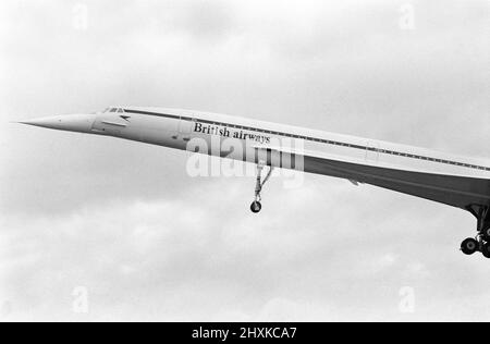 Erste kommerzielle Flüge des Überschallflugzeugs Concorde am 21.. Januar 1976, sieben Jahre nach seinem ersten Testflug. Ein Flug von British Airways ging vom Flughafen Heathrow in London nach Bahrain im Nahen Osten, während der andere Flug von Air France gleichzeitig um 11,40 Uhr vom Flughafen Orly in Paris nach Rio De Janeiro über Dakar, Senegal, abhob. Das Bild zeigt: Das Flugzeug startet in Heathrow zu Beginn des historischen Fluges. 21.. Januar 1976. Stockfoto