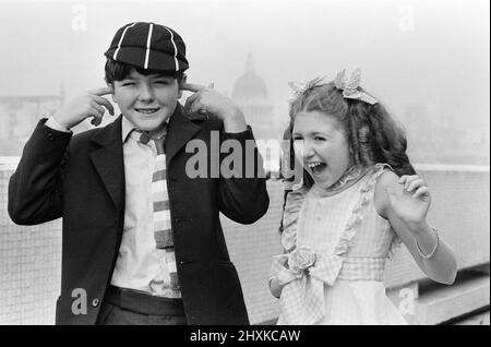 Kinderstars, die in der Fernsehserie „Just William“ zu sehen sind. Bonnie Langford, 12 Jahre alt, spielt Violet Elizabeth Bott und der 14-jährige Adrian Dannatt spielt William Brown. 30.. September 1976. Stockfoto