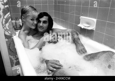 George Best und seine Freundin Angela Macdonald - Jamesfotografiert im Londoner Haus von George Best. Angela heiratete später George, um Angie Best zu werden. Aufgenommen am 23.. September 1976George Best und seine Freundin Angela Macdonald - Janes im Londoner Haus von George Best. Angela heiratete später George, um Angie Best zu werden. Bild aufgenommen am 23.. September 1976 Stockfoto