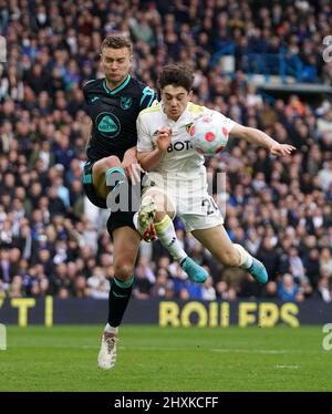 Ben Gibson von Norwich City und Daniel James von Leeds United kollidieren während des Premier League-Spiels in der Elland Road, Leeds. Bilddatum: Sonntag, 13. März 2022. Stockfoto