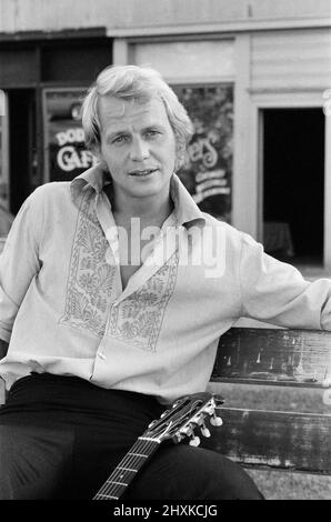 David Soul - Sänger, Schauspieler, Musiker, abgebildet in Los Angeles, mit seiner Gitarre, am Set von Starsky und Hutch in den 20. Century Fox Studios. Auf diesen Bildern hat David gerade sein erstes Album namens 'David Soul' fertig aufgenommen. David Soul ist bekannt dafür, von 1975 bis 1979 Detective Kenneth 'Hutch' Hutchinson in der ABC-Fernsehserie Starsky & Hutch zu spielen. 2004 wurde er britischer Staatsbürger. Als Sänger erzielte David 1976 mit „Don't Give Up On US“, 1977 mit „Silver Lady“ unter anderen Hit-Singles und Alben Hits. Bild aufgenommen am 5.. August 1976 Stockfoto