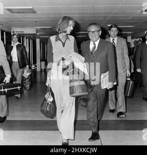 Henry Kissinger und seine Frau Nancy am Londoner Flughafen. 23.. April 1977. Stockfoto