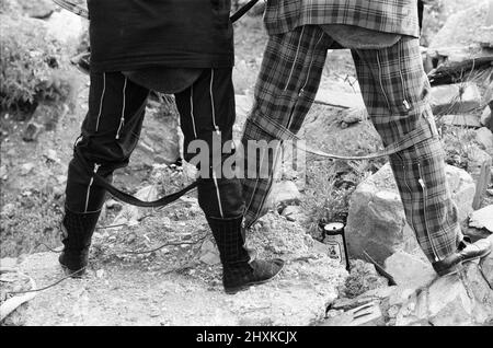 Punk-Mode für ihn und sie aus Seditionaries, Kings Road, London. Die Kleidung wurde von Simon und Jordan (Pamela Rooke) modelliert. 18. Mai 1977. Die Kleidung wurde von Jordan Mooney (Pamela Rooke) modelliert. 18. Mai 1977. Stockfoto