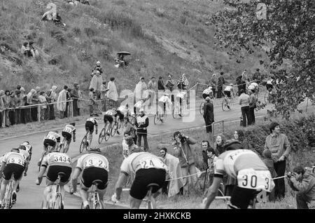 Der größte jemals in Großbritannien getragene Rennradtag, der Glenryck Cup 1977 auf dem Eastway Cycling Track, Lee Valley in der Nähe von Stratford, London, am Samstag, den 11.. Juni. Sieger wurde der Westdeutsche Dietrich Thurau. 2. war die britische Sid Barras und Dritter war der Belgier Eddy Merckx. Bild aufgenommen am 11.. Juni 1977 Stockfoto