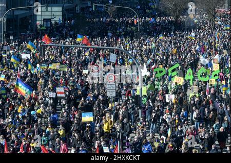 DEUTSCHLAND, Hamburg, 20,000 Protestierende schließen sich Kundgebung gegen Putins-Krieg in der Ukraine an / DEUTSCHLAND, Hamburg, Demonstration gegen den Krieg von Wladimir Putin in der Ukraine auf dem Jungfernstieg 13.3.2022 Stockfoto