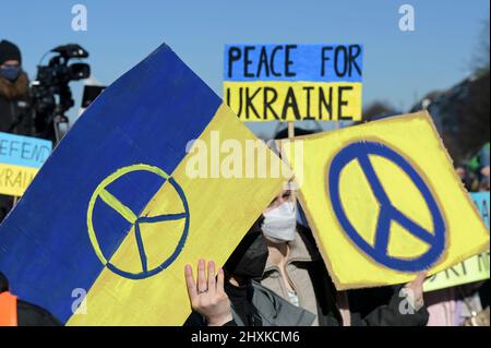 DEUTSCHLAND, Hamburg, Kundgebung gegen Putins-Krieg in der Ukraine / DEUTSCHLAND, Hamburg, Demonstration gegen den Krieg von Wladimir Putin in der Ukraine auf dem Jungfernstieg 13.3.2022 Stockfoto